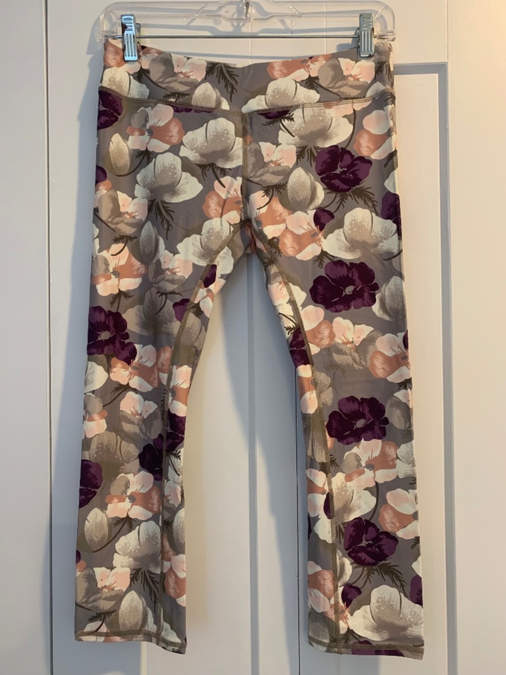 NWOT O’Neill cropped floral leggings Small